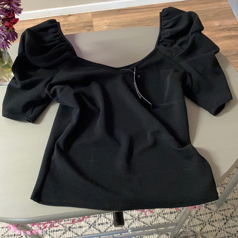 Black fluffy shoulder top